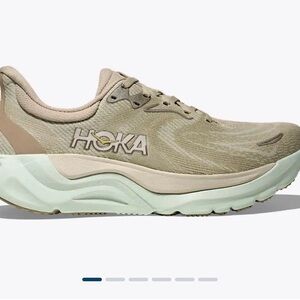 HOKA Women's Arahi 8 Running Shoe in Oyster Mushroom and Truffle Salt